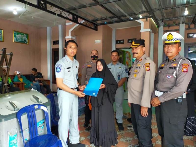 Kecelakaan Sepeda Motor dengan Truk Fuso di Sumedang, Jasa Raharja Jawa Barat Serahkan Santunan ke Ahliwaris Korban Kurang dari 24 Jam. Foto: istimewa.