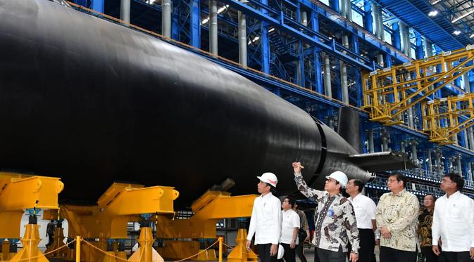 Jokowi meninjau kapal selam Alugoro produksi PT PAL. PT PAL Indonesia diketahui tengah melakukan pengembangan terhadap kapal selam tanpa awak atau autonomos. (dok: PAL) 