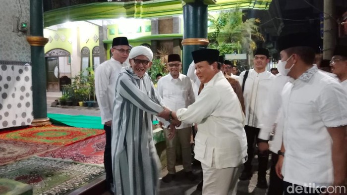 Ketum Gerindra Prabowo Subianto saat sowan ke kediaman Rais Aam PBNU Miftachul Akhyar di Surabaya. 