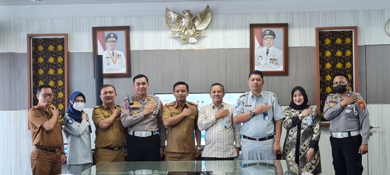 Tim Pembina Samsat Kabupaten Karawang menggelar rapat koordinasi guna persiapkan pelaksanaan Program Pembebasan BBNKB II. Program ini akan dilaksanakan mulai 1 November sampai  23 Desember 2022. Foto: istimewa.