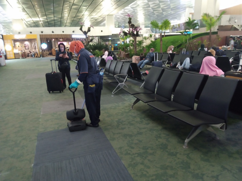 Petugas facility care terminal 3 Bandara Soetta