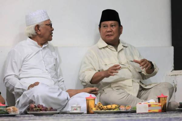  Prabowo Subianto ngobrol dengan Gus Mus di kediaman Leteh, Rembang, Jawa Tengah.