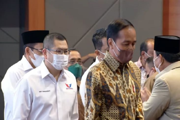 Menteri Pertahanan Prabowo Subianto menyambut Presiden Jokowi di HUT Perindo.