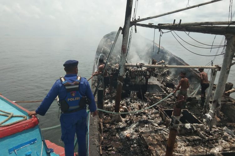 Kapal Motor (KM) Guna Sahari, yang bermuatan cumi terbakar di Laut Karimata, Kabupaten Kayong Utara, Kalimantan Barat (Kalbar), Sabtu (5/11/2022).(dok Polda Kalbar)