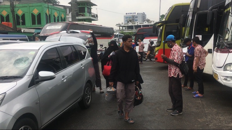 Penumpang yang tiba di Terminal Bekasi langsung diantar ke depan bus yang dituju. Foto: BeritaTrans.com.