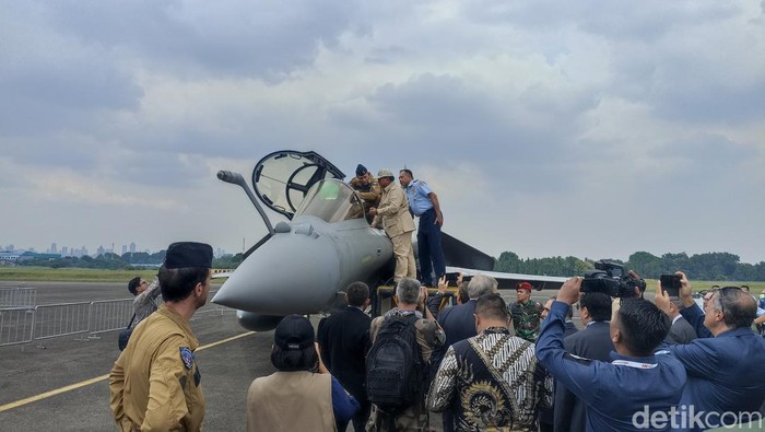 Menhan Prabowo Cek Kokpit Jet Rafale buatan Prancis.