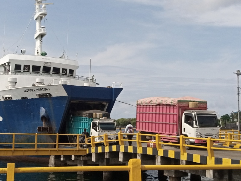 Suasana di Pelabuhan Bastiong, Ternate