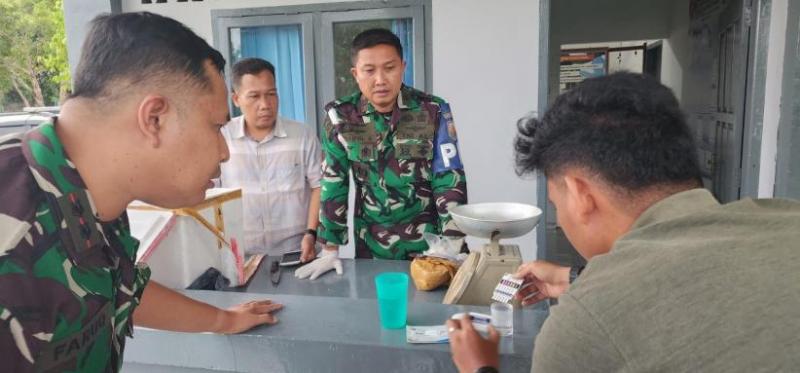 Petugas TNI AL tengah menimbang sabu temuannya.