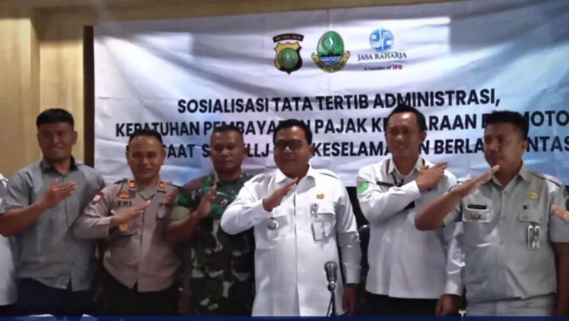 Tim Pembina Samsat Kabupaten Bekasi mengadakan Sosialisasi Tata Tertib Administrasi Kepatuhan Pembayaran Pajak Kendaraan Bermotor, manfaat SWDKLLJ dan keselamatan Lalu Lintas bersama dengan pemerintah daerah. Foto: istimewa.