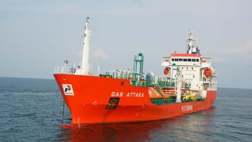 kapal Gas Attaka milik PT Pertamina International Shipping (PIS) berlayar membelah lautan dari pelabuhan Tanjung Sekong di Merak, Banten, menuju Pelabuhan Tanjung Emas Semarang untuk memasok kebutuhan gas LPG masyarakat Jawa Tengah. (Dok. Pertamina International Shipping)