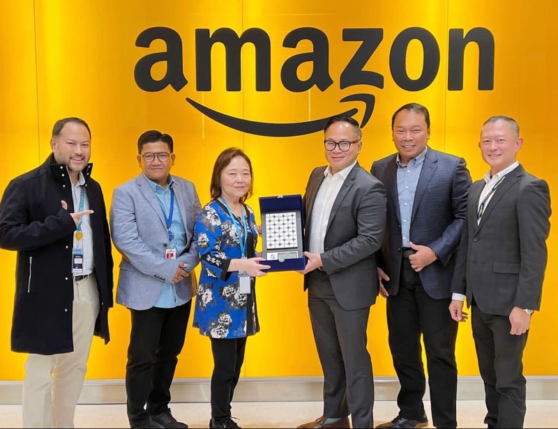 Jasa Raharja bersama Amazon Web Services (AWS), melakukan penandatanganan perjanjian kerja sama terkait pengembangan artificial intelligence (AI)/ML for safety campaign, dan Co Innovation Lab and culture of innovation, di Amazon JFK 14 Office, New York, Senin (7/11/2022). Foto: istimewa.