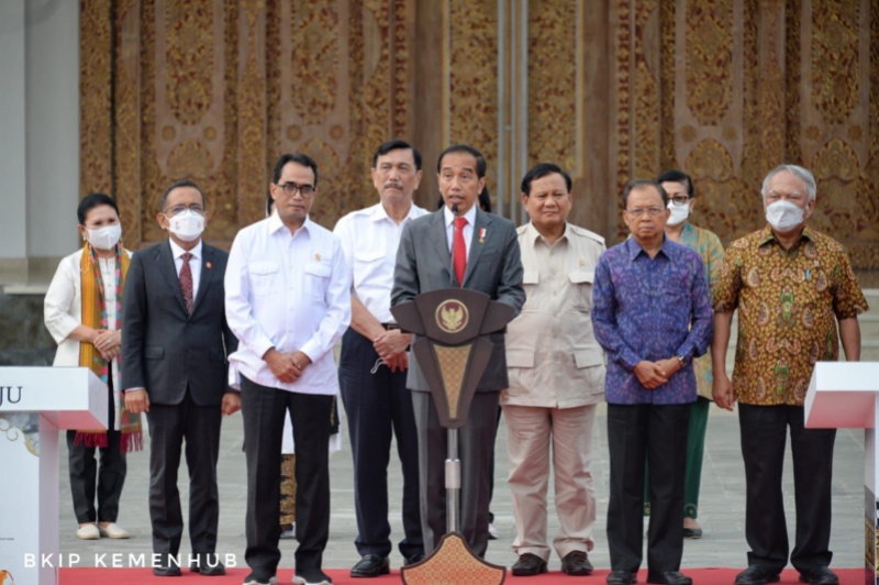 Presiden bersama Kabinet Indonesia Maju di Bandara Ngurah Rai, Bali