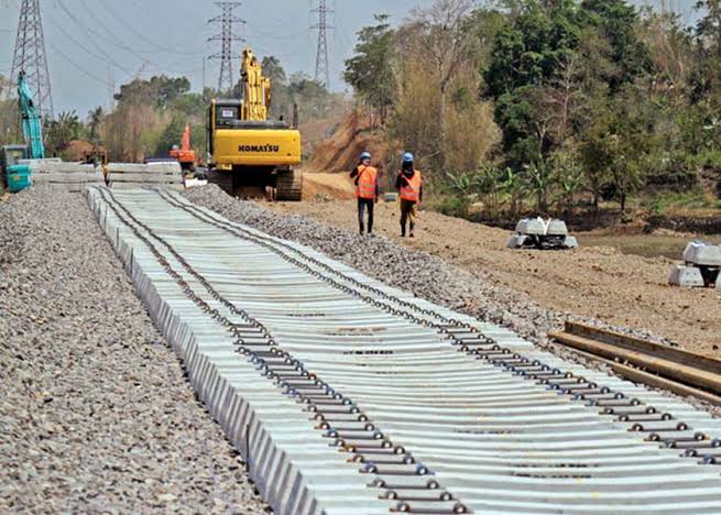 Pembangunan jalur rel kereta api. (Ilustrasi)