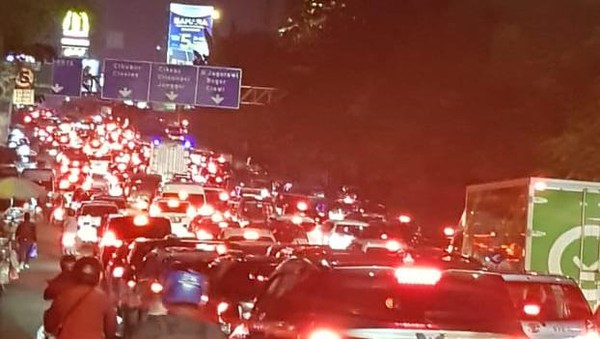 Kemacetan parah di Jl Transyogi mengular hingga ke exit Tol Cibubur imbas demo di Tol Jatikarya, Rabu (9/11/2022) malam. (Foto: Dok. Istimewa) 