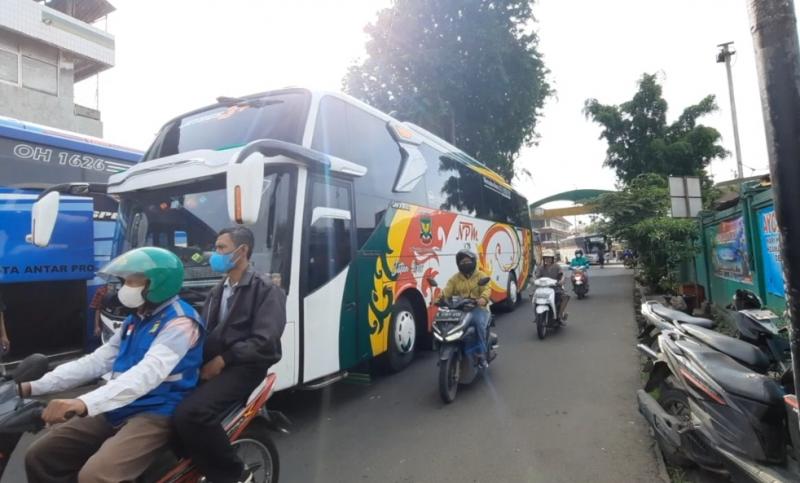 Bus-bus di Terminal Bekasi siap berangkat ke berbagai daerah. 