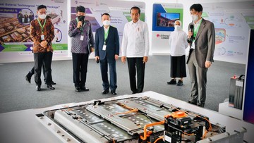 Foto: Presiden Joko Widodo secara resmi memulai tahapan pembangunan industri baterai listrik terintegrasi pada Rabu, 8 Juni 2022, di Kawasan Industri Terpadu Batang (KITB), Kabupaten Batang, Provinsi Jawa Tengah. (Dok: Biro Pers Sekretariat Presiden)