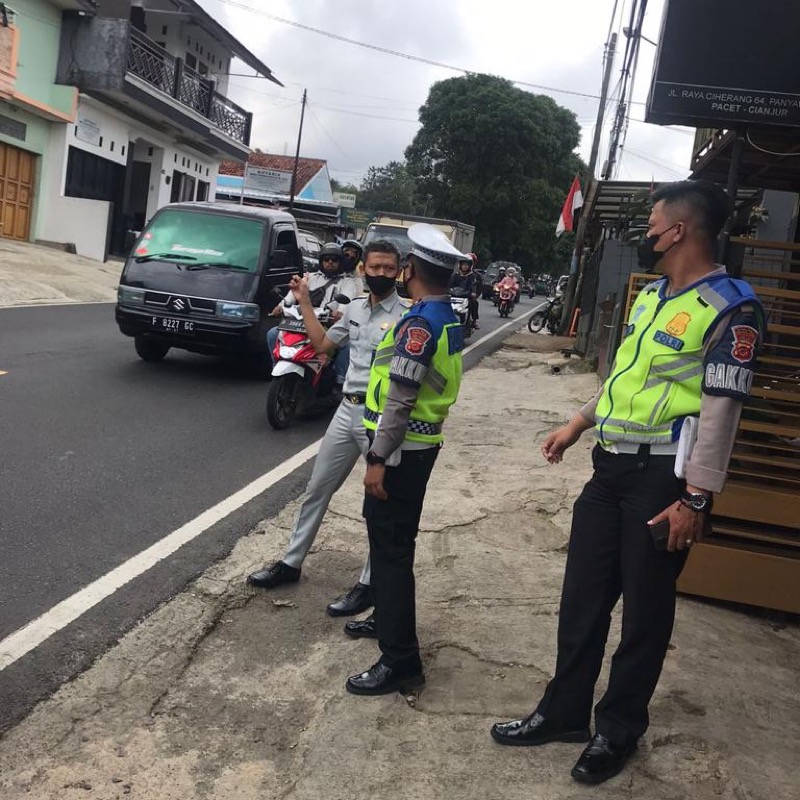 Petugas Jasa Raharja pelayanan perwakilan Sukabumi bersama Unit Laka Lantas Polres Sukabumi giat survey tkp bersama. Foto: istimewa.