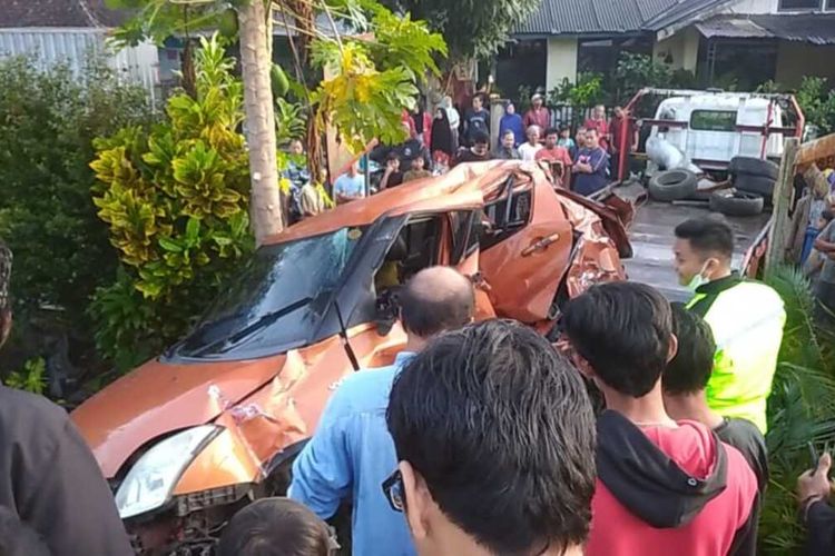 Petugas Unit Laka Lantas Polresta Tasikmalayai, PMI dan masyarakat sedang mengevakuasi para korban yang terjepit di mobil swift usai tertabrak KA Serayu jurusan Pasar Senen-Purwokerto di perlintasan rel tanpa palang pintu Parakannyasag, Indihiang, Kota Tasikmalaya, Jawa Barat, Ahad (13/11/2022) pagi.(Ist)