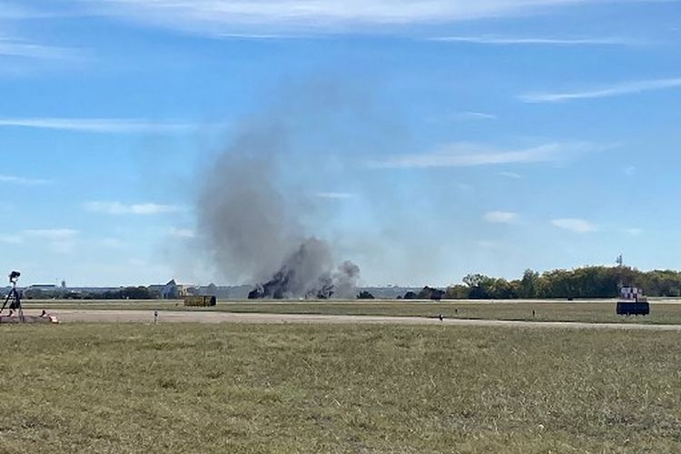 Gambar ini diperoleh dari akun twitter @GollyItsMollie, menunjukkan asap mengepul dari kecelakaan setelah dua pesawat bertabrakan di udara selama Wings Over Dallas Airshow di Bandara Eksekutif Dallas, di Dallas, Texas, pada 12 November 2022. (HANDOUT)