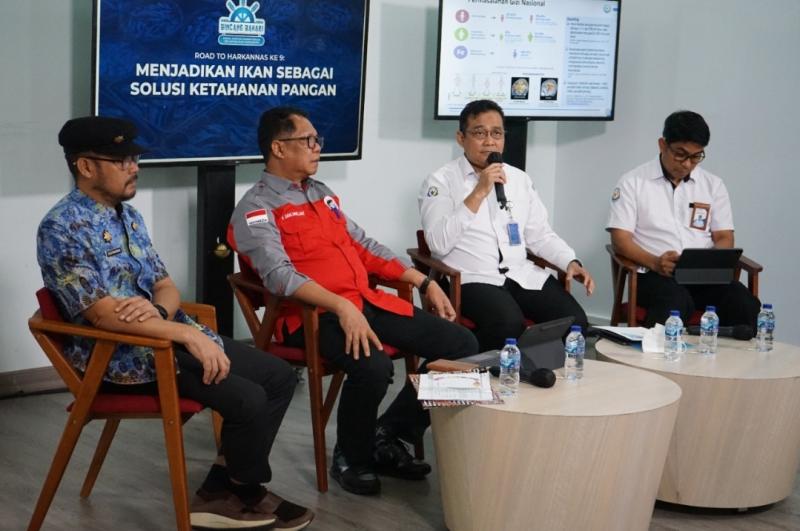 Bincang Bahari edisi ke-9 yang mengupas rangkaian acara Road to Hari Ikan Nasional 2022 dilakukan secara hybrid dari Media Center KKP pada Senin (14/11). Hadir selaku pembicara: Sekda Kab. Parigi Moutong Zulfinasran (paling kiri), Kadis Kelautan dan Perikanan Prov. Kalimantan Tengah Darliansjah, dan Direktur Pemasaran Ditjen Penguatan Daya Saing Produk KP Erwin Dwiyana, serta dimoderatori oleh Koordinator Pemberitaan dan Opini Publik KKP Didik Agus Suwarsono.