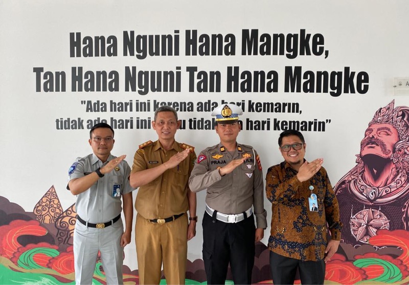 Tim Pembina Samsat Indramayu mengadakan pertemuan dalam rangka sosialisasi pembebasan pokok dan denda BBNKB II yang dimulai selasa 1 November sampai 23 Desember 2022. Foto: istimewa.