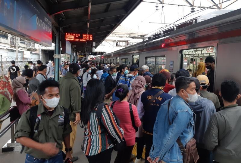 Ramai penumpang KRL di Stasiun Tanah Abang. (Ilustrasi)