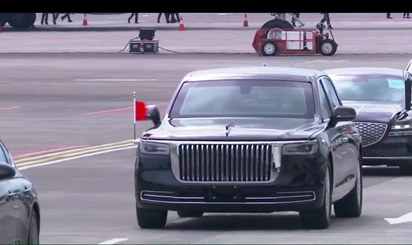 Mobil mewah China yang menjemput Xi Jinping di Bandara I Gusti Ngurah Rai Bali. (Foto: Youtube Kemkominfo TV)