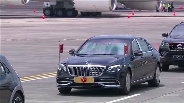 Presiden Turki Recep Tayyip Erdogan Tiba di Bali. Erdogan dijemput pakai mobil Mercedes-Maybach. (Foto: Youtube Kemkominfo TV)  