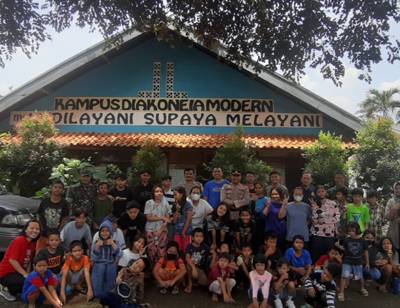Polsek Jatisampurna memberikan penyuluhan kamtibmas kepada anak - anak binaan Yayasan Kampus Diakonia Modern (KDM) Kampung Raden, Jatisampurna, Kota Bekasi. Foto: istimewa.