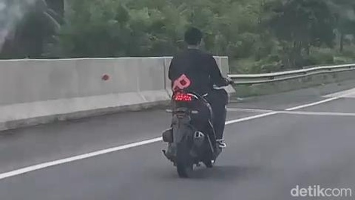 Remaja masuk tol tanpa helm.