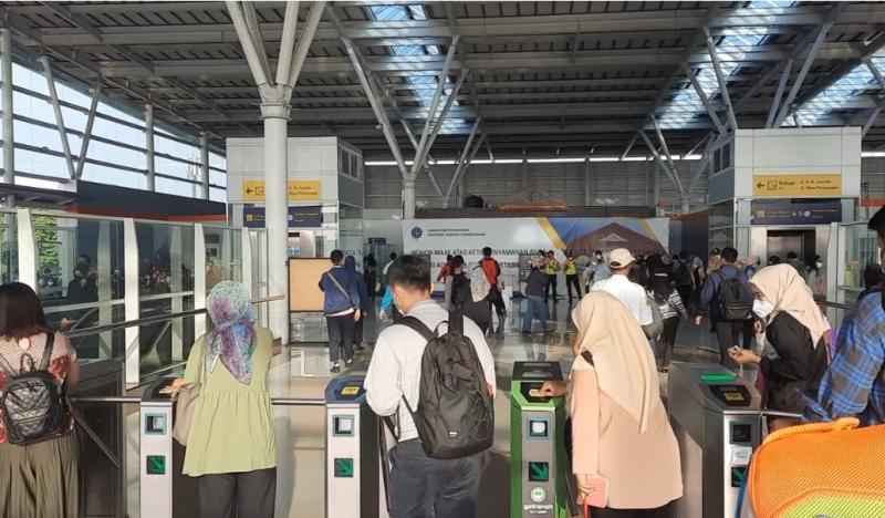 Penumpang KRL melakukan tap tiket di Stasiun Bekasi, Senin (14/11/2022).