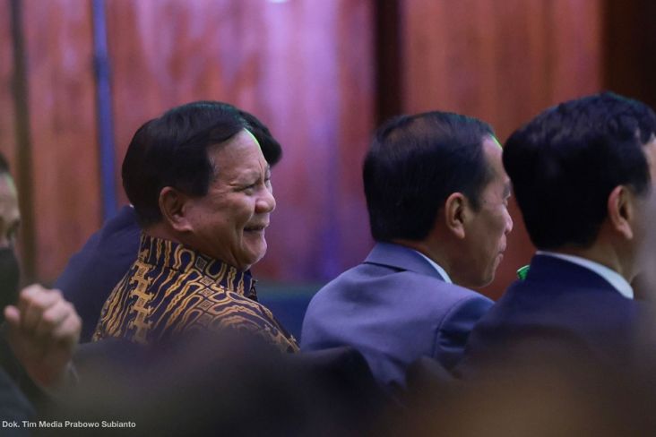 Menhan Prabowo Subianto dan Presiden Jokowi duduk berdampingan menikmati penampilan penyanyi asal Amerika Serikat, John Legend di penutupan Global Food Security Forum di Bali.