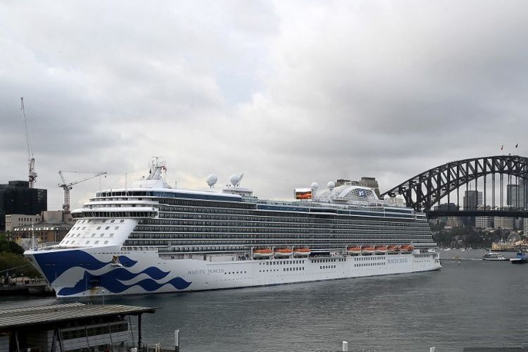 Kapal pesiar Majestic Princess terlihat berlabuh di Terminal Internasional di Circular Quay di Sydney pada 12 November 2022.(AFP PHOTO/MUHAMMAD FAROOQ)