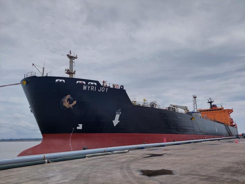 MT Myri Joy tengah bongkar.muat cargo di Kijing