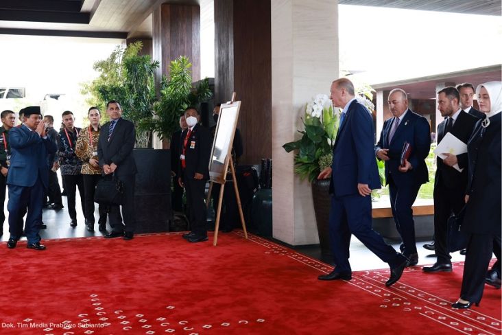 Menteri Pertahanan Prabowo Subianto menyambut kedatangan Presiden Turki Recep Tayyip Erdogan di Nusa Dua, Bali, Senin (14/11/2022). 