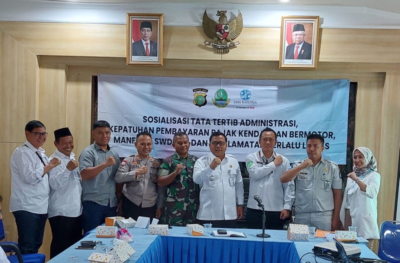 Tim Pembina Samsat Kabupaten Bekasi mengadakan Sosialisasi Tata Tertib Administrasi Kepatuhan Pembayaran Pajak Kendaraan Bermotor, manfaat SWDKLLJ dan keselamatan Lalu Lintas bersama dengan Pemerintah Daerah. Foto: istimewa.