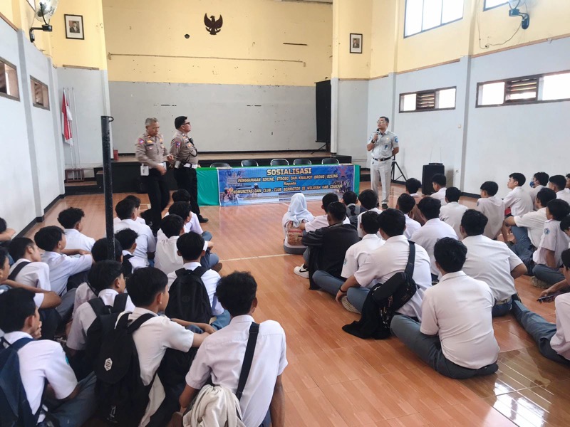 Upaya Preventif Kecelakaan Lalu lintas dilakukan PT Jasa Raharja Perwakilan Sukabumi bersama Kamsel Polres Cianjur di sekolah-sekolah berupa Sosialisasi Pencegahan Kecelakaan. Foto: istimewa.