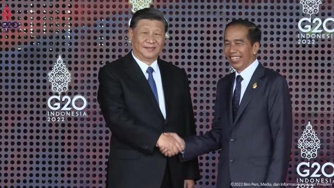 Jokowi dan Xi Jinping berjabat tangan. Foto: YouTube Sekretariat Presiden
