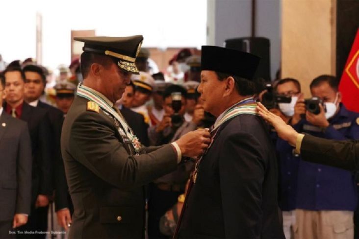 Panglima TNI Jenderal Andika Perkas menyematkan empat bintang kehormatan Menhan Prabowo Subianto.