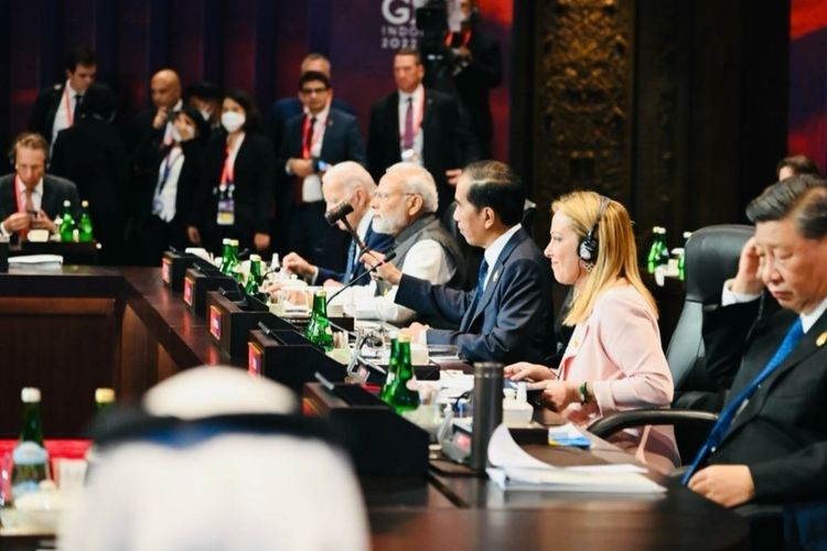 Presiden Joko Widodo duduk berdekatan dengan Presiden Amerika Serikat (AS) Joe Biden, Perdana Menteri (PM) India Narendra Modi, PM Italia Giorgia Meloni dan Presiden China Xi Jinping saat sesi pertama KTT G20 di Candi Ballroom The Apurva Kempinski, Selasa (15/11/2022).