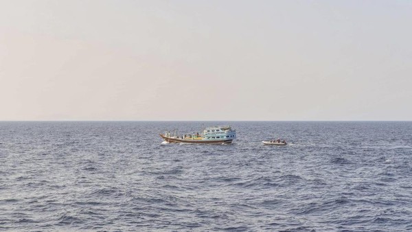 Kapal pengangkut muatan peledak dari Iran yang dicegat Angkatan Laut AS di Teluk Oman (Lt. Kelly Harris/U.S. Navy, via AP)