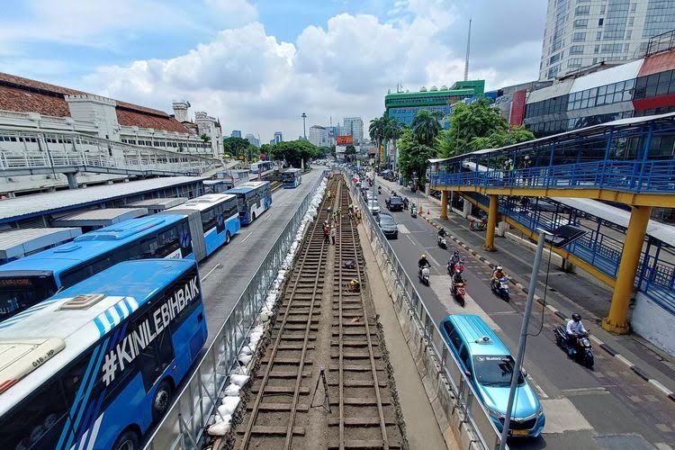  Rel trem bekas peninggalan kolonial Belanda ditemukan dalam proyek pembangunan mass rapid transit (MRT) Jakarta fase 2A CP 202.