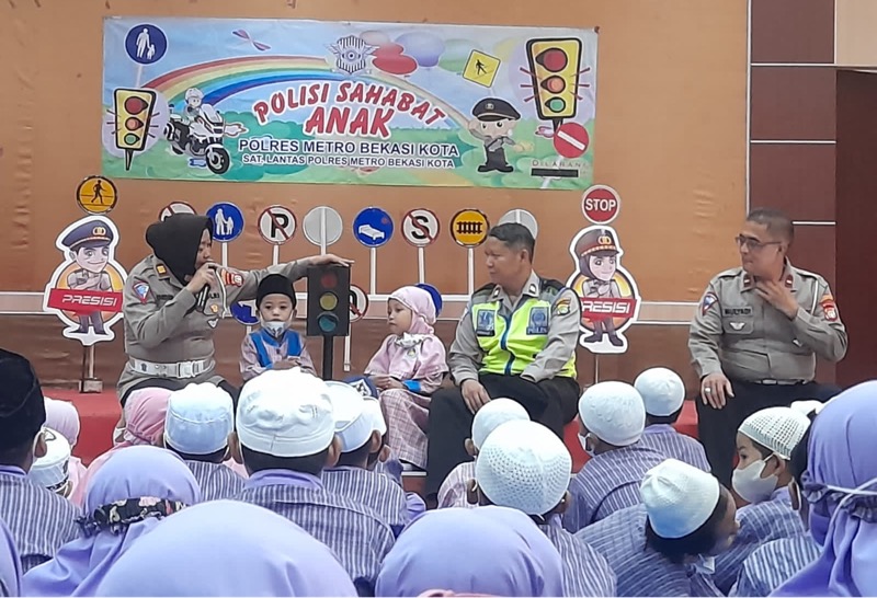 Satlantas Polres Metro Bekasi Kota menerima kunjungan siswa TK Al Istiqomah Aren Jaya, Bekasi Timur dalam kegiatan Polisi Sahabat Anak (polsanak). Foto: istimewa.