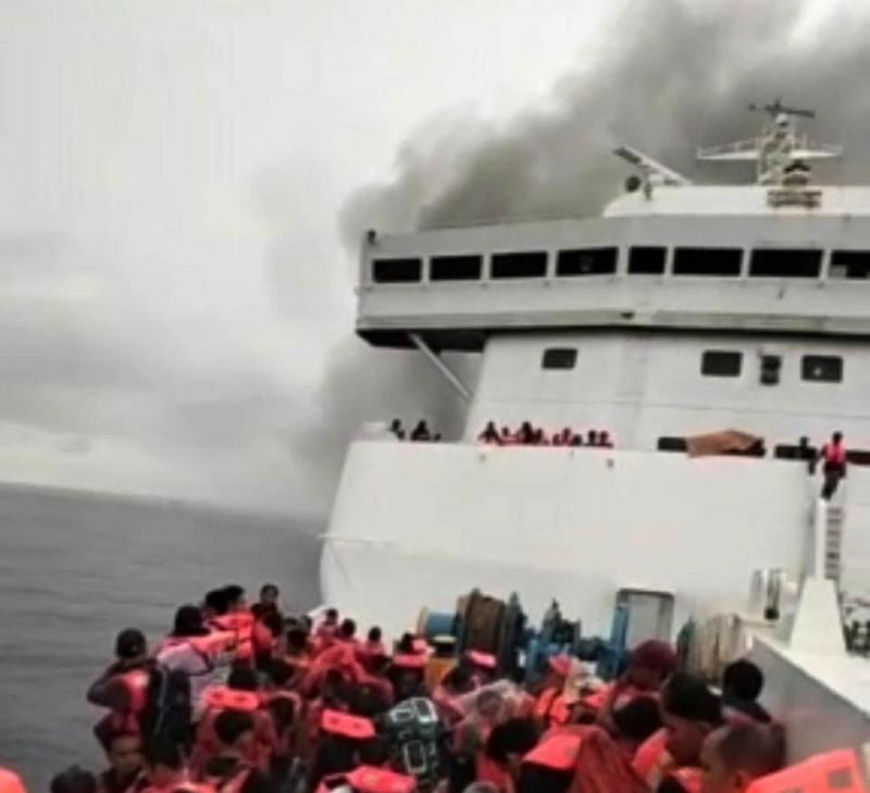 Tangkapan layar Kapal yang dikabarkan terbakar. Tampak ada kepulan asap dari kapal tersebut. (Istimewa)