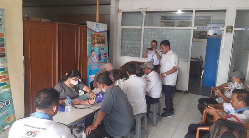 Jasa Raharja Cabang Utama Jawa Barat melaksanakan pemeriksaan kesehatan dan pengobatan gratis di pool PO DAMRI. Foto: istimewa.