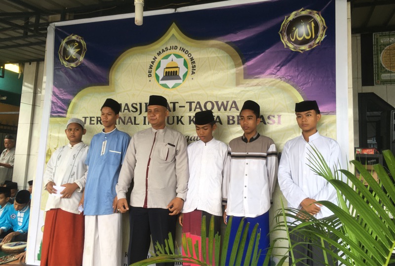 Kepala Terminal Bekasi, Acim Mulyana bersama anak yatim. Foto: BeritaTrans.com.