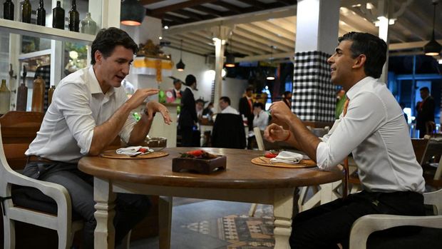 PM Kanada dan PM Inggris Nongkrong di Kafe Bali (Leon Neal/Pool/Reuters)