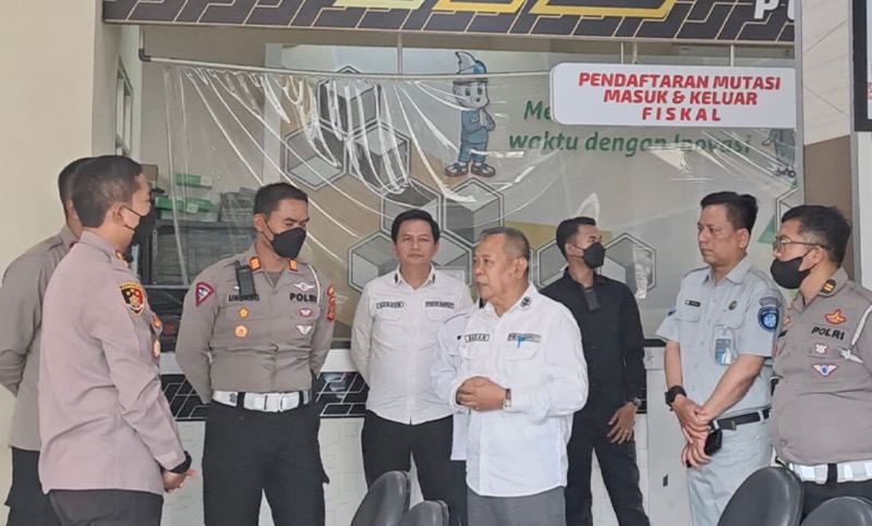 Kapolres Garut AKBP Wirdhanto Hadicaksono, melakukan kunjungan secara langsung ke Kantor Bersama Samsat di Jalan Suherman, Desa Tarogong, Kecamatan Tarogong kidul. Foto: istimewa.