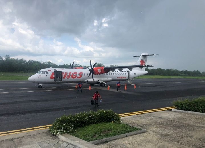 Pesawat Wings Air tujuan Labuan Bajo -Kupang terpaksa mendarat di Bandara Soa Bajawa karena cuaca buruk. (victorynews.id)