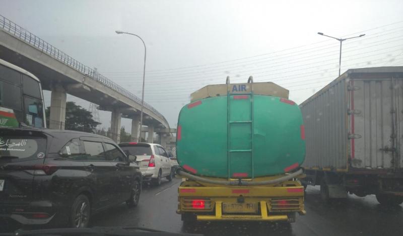 Sejumlah kendaraan berjalan melambat di Tol Jakarta-Cikampek dekat Bekasi, Kamis (17/11/2022).